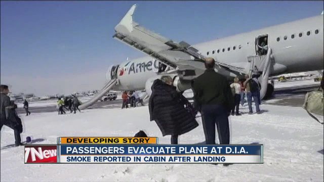 US_Airways_flight_fills_with_smoke_at_DI_2669300000_14391152_ver1.0_640_480