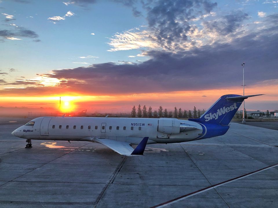 skywest-airlines-crj-200-connects-dever-and-sioux-city