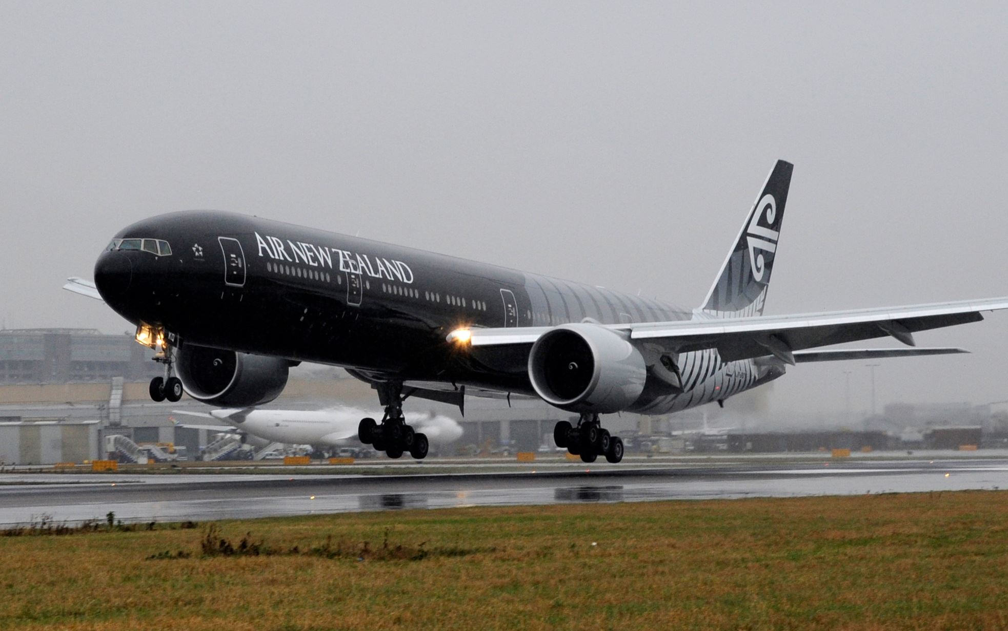 Фото 9 букв. Boeing 777-300er двигатели. Air New Zealand 777-300. Боинг 787 300. Air New Zealand самолеты.